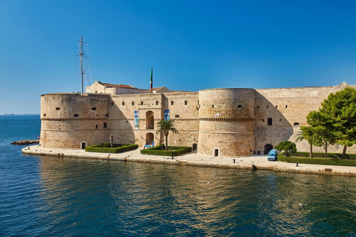 Taranto castle, archaeology and Ionian coast visitor highlights